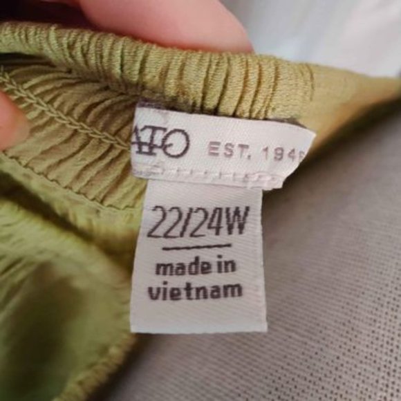 Womens 3/4 Ruffled Sleeve Asymmetrical Hem Top Size 22/24W - Picture 2 of 2